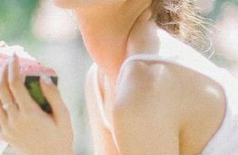 Hyoyeon (김효연)白裙写真合集，快来观看她的时尚故事与灵感.txt